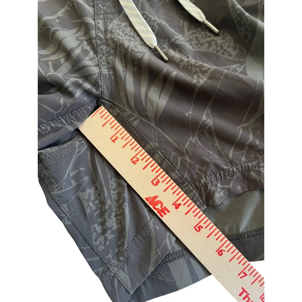 Vuori Kore Shorts Mens XL Brown Tropical Leaf 5 Inseam Lined Board Shorts